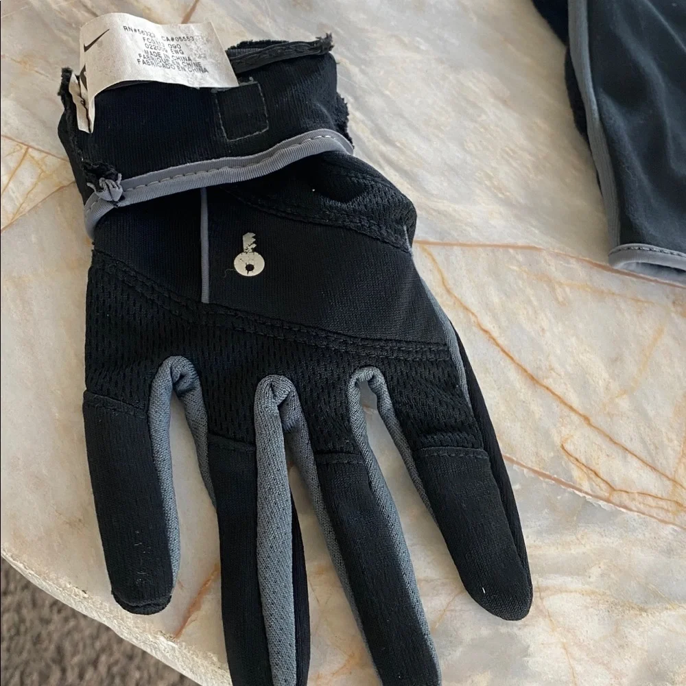Nike‎ Black and Gray Sports Gloves